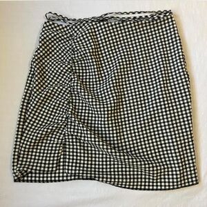 Zara Black & White Gingham Mini Skirt w/ top string tie & zip up back
Size: M